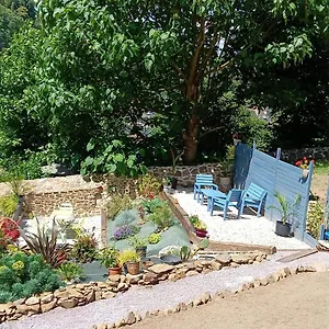 Bed & Breakfast D'hote Familiale De La Maison Bleue Lanvallay